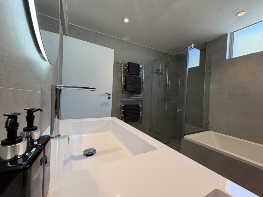 To Let 3 Bedroom Property for Rent in Sea Point Western Cape